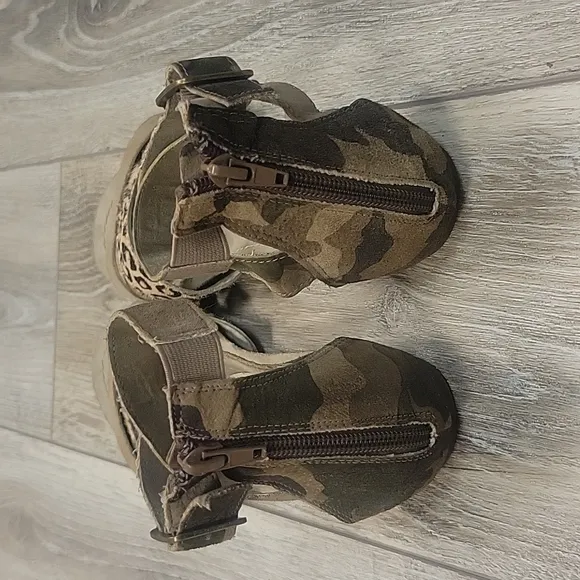 Betsey Johnson Fusion Camo and Cheetah Calf Hair Sandals Size 7 1/2