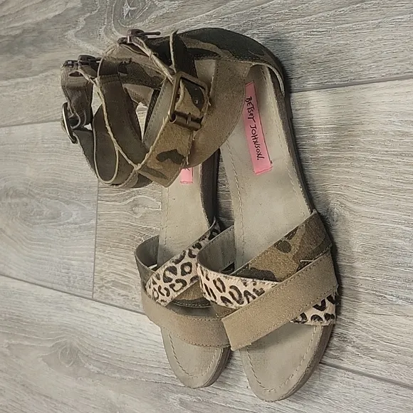 Betsey Johnson Fusion Camo and Cheetah Calf Hair Sandals Size 7 1/2