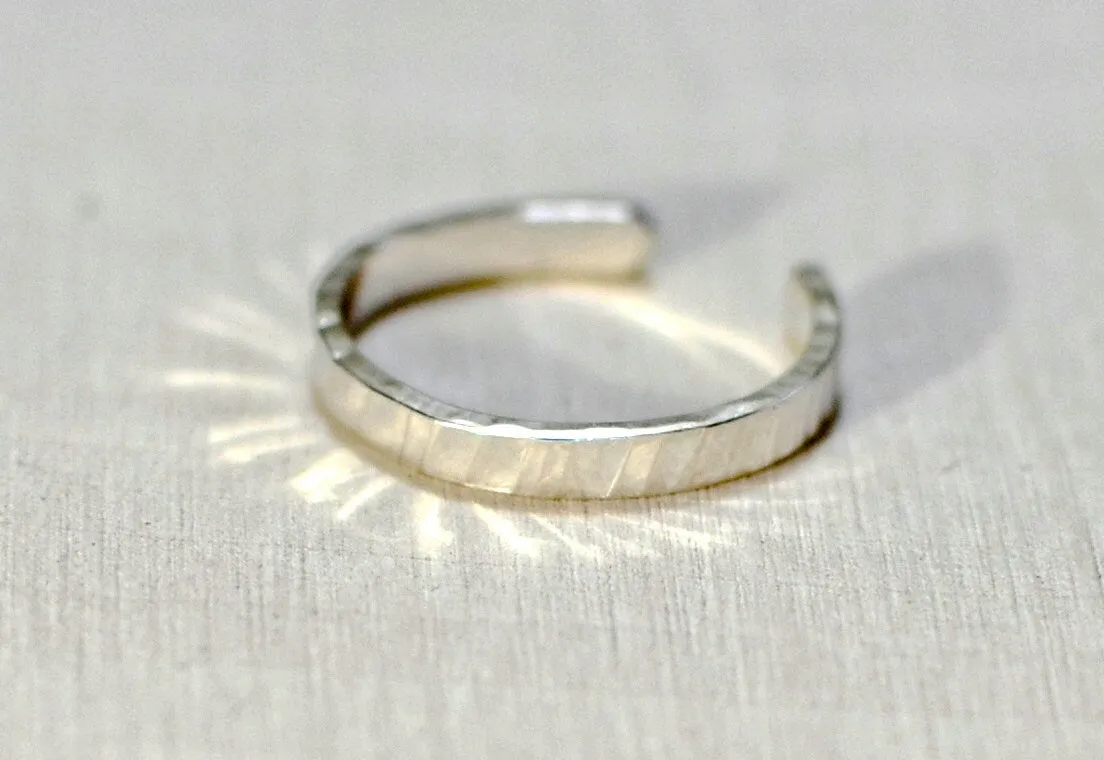 Sterling Silver Toe Ring iwith hammered design